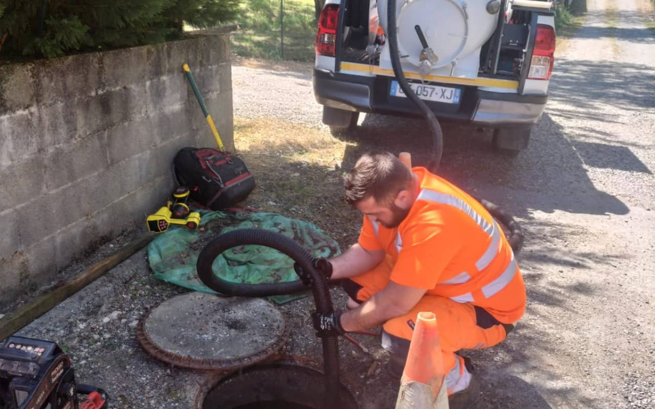 Inspection et géolocalisation du réseau d'eaux usées et pompage du bac d'une pompe de relevage - 1