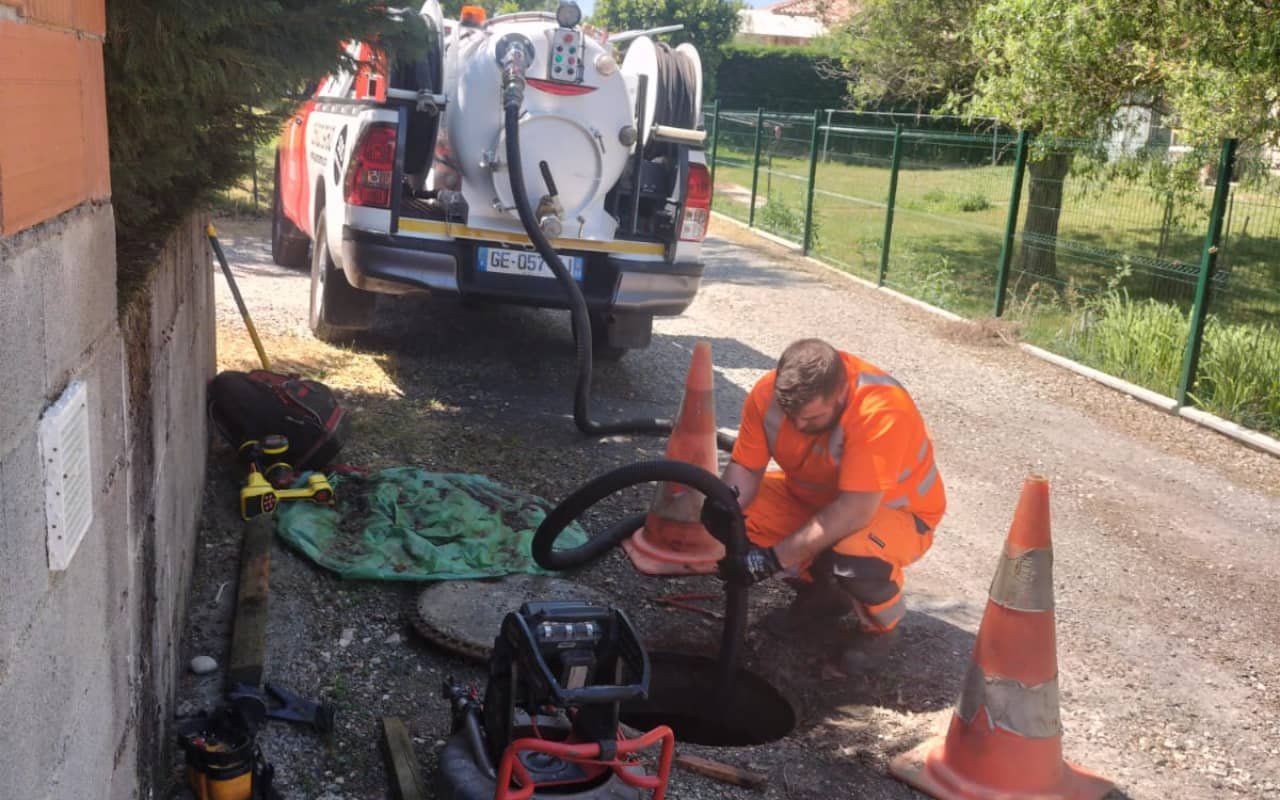 Inspection et géolocalisation du réseau d'eaux usées et pompage du bac d'une pompe de relevage - 2